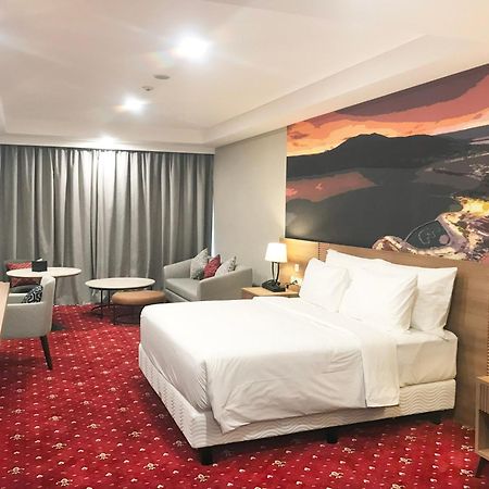 Labersa Hotel & Convention Center Samosir Sinapuran ภายนอก รูปภาพ
