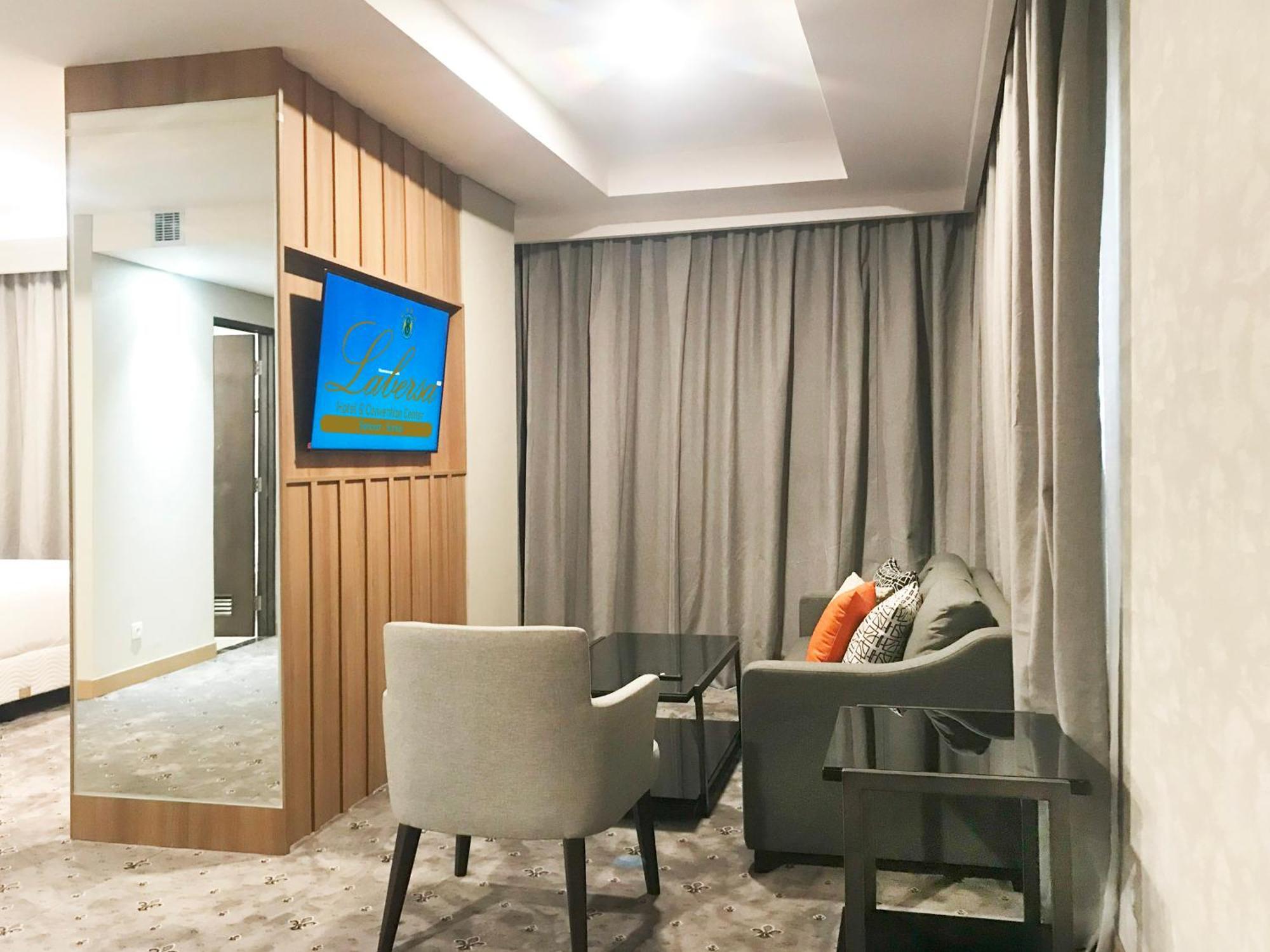Labersa Hotel & Convention Center Samosir Sinapuran ภายนอก รูปภาพ